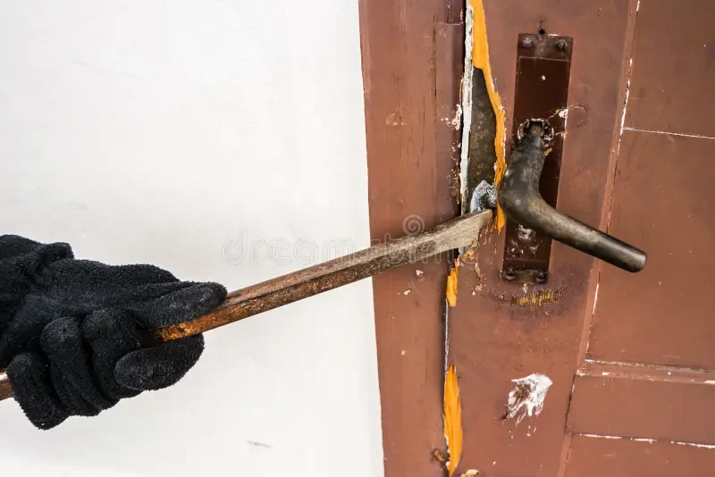 Μεσολόγγι: Νεαρός διαρρήκτης εισέβαλε σε δύο σπίτι μέσα σε λίγη ώρα – Ξυλοκόπησε τον έναν ένοικο