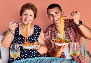 Nonnamaxxing: Οι γιαγιάδες της Ιταλίας γνωρίζουν το μυστικό της ευζωίας – Η Gen Z τις αποθεώνει