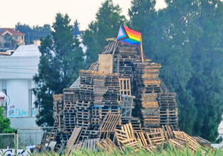 Κύπρος: Ομοφοβικό παραλήρημα – Καίνε σημαίες ΛΟΑΤΚΙ+ ως Ιούδες – Ηχηρή καταγγελία της Accept – LGBTI Cyprus