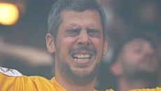 Ο φίλαθλος της ΑΕΚ που έγινε viral κόντρα στον ΠΑΟΚ: ««Λέω… μπλέξαμε, μην το δει η γυναίκα μου» (vids)