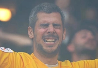 Ο φίλαθλος της ΑΕΚ που έγινε viral κόντρα στον ΠΑΟΚ: ««Λέω… μπλέξαμε, μην το δει η γυναίκα μου» (vids)