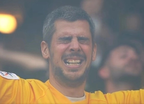 Ο φίλαθλος της ΑΕΚ που έγινε viral κόντρα στον ΠΑΟΚ: «Λέω… μπλέξαμε, μην το δει η γυναίκα μου» (vids)