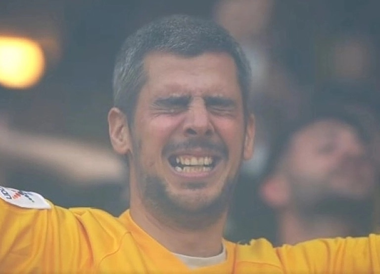 Ο φίλαθλος της ΑΕΚ που έγινε viral κόντρα στον ΠΑΟΚ: «Λέω… μπλέξαμε, μην το δει η γυναίκα μου» (vids)