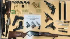 Αστυνομική επιχείρηση σε οικισμούς στις Αχαρνές – Βρέθηκε οπλοστάσιο σε οικία – Πέντε συλλήψεις