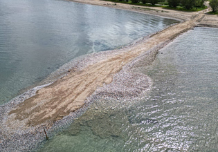 Σκάλα Ωρωπού: Μήνυση από τον δήμο για τα μπάζα σε θαλάσσια περιοχή Natura – «Δημιούργησαν δρόμο 60 μέτρων»
