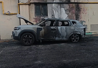 Με αναφορές στα Τέμπη η ανάληψη ευθύνης για τον εμπρησμό του αυτοκινήτου του Δημήτρη Καρώνη