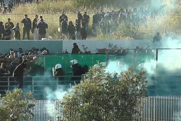 Επεισόδια ανάμεσα σε ΜΑΤ και οπαδούς του ΠΑΟΚ στον Βόλο (pics)