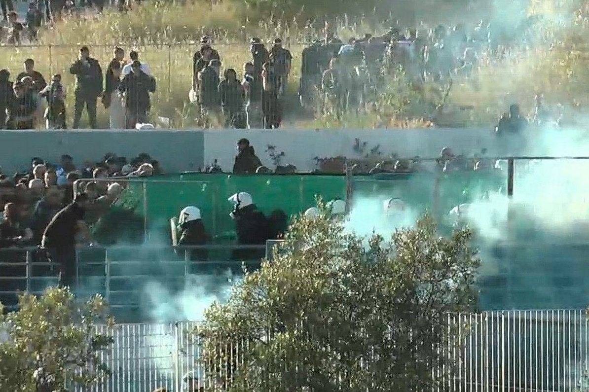 Επεισόδια ανάμεσα σε ΜΑΤ και οπαδούς του ΠΑΟΚ στον Βόλο (pics)