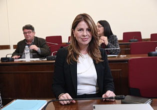 Άρση ασυλίας ζητά η Παπακώστα και δηλώνει πως δεν θα είναι υποψήφια στις εκλογές υπό προϋποθέσεις