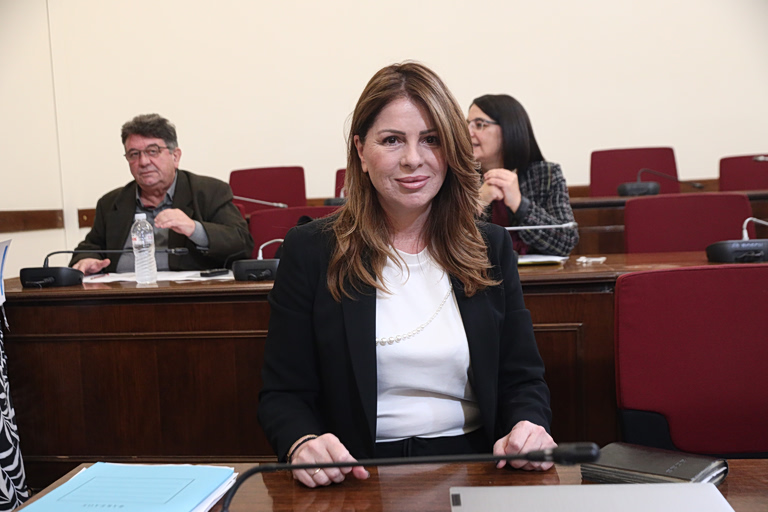 Άρση ασυλίας ζητά η Παπακώστα και δηλώνει πως δεν θα είναι υποψήφια στις εκλογές υπό προϋποθέσεις