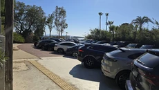 Βούλα: Τέσσερις συλλήψεις σε γνωστό κατάστημα για παράνομο πάρκινγκ με αμοιβή σε δημόσιους χώρους