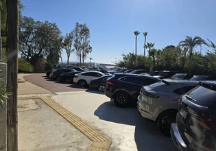 Βούλα: Τέσσερις συλλήψεις υπαλλήλων γνωστού καταστήματος για παράνομο πάρκινγκ με αμοιβή σε δημόσιους χώρους