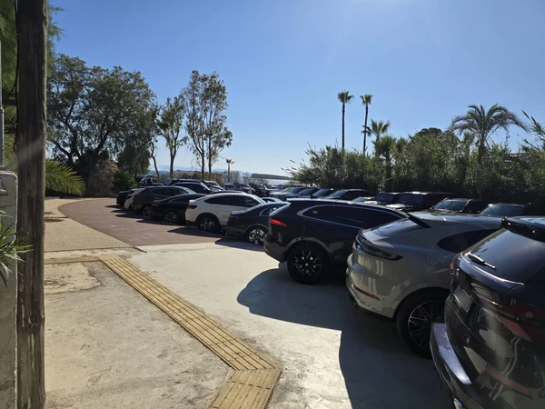 Βούλα: Τέσσερις συλλήψεις σε γνωστό κατάστημα για παράνομο πάρκινγκ με αμοιβή σε δημόσιους χώρους