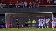 Ποδοσφαιριστής στην Παραγουάη έγινε… Βουτσάς και έβαλε γκολ με το πρόσωπο (vids)