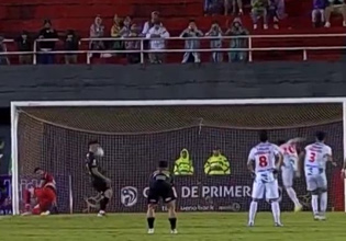 Ποδοσφαιριστής στην Παραγουάη έγινε… Βουτσάς και έβαλε γκολ με το πρόσωπο (vids)