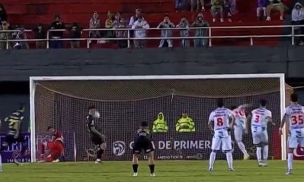 Ποδοσφαιριστής στην Παραγουάη έγινε… Βουτσάς και έβαλε γκολ με το πρόσωπο (vids)