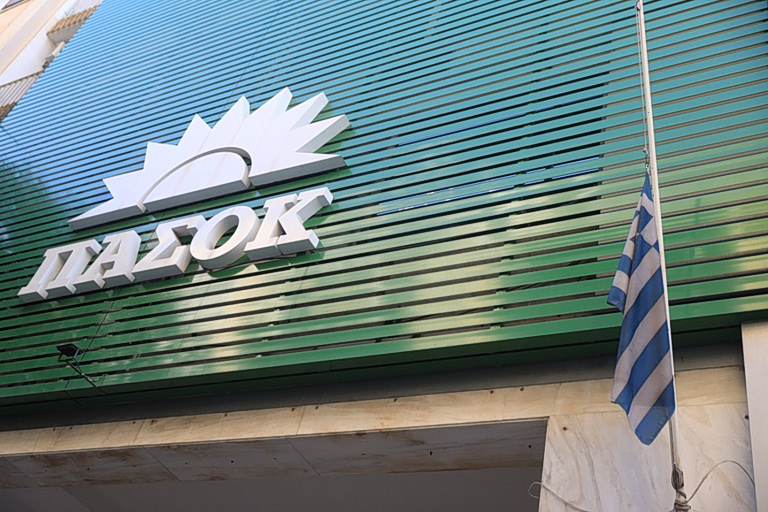 ΠΑΣΟΚ για ΟΠΕΚΕΠΕ και υποκλοπές: Δεν είναι σκάνδαλα ενός απρόσωπου βαθέος κράτους αλλά του προσωπικού κράτους Μητσοτάκη