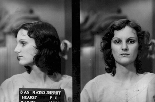 Patty Hearst: Η απαγωγή που δίχασε τις ΗΠΑ – Πώς από θύμα βρέθηκε κατηγορούμενη για ένοπλη ληστεία