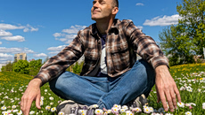 Δείξε μου πόση βιταμίνη D έχεις στη μέση ηλικία, να σου πω πώς θα είναι ο εγκέφαλός σου δεκαετίες αργότερα