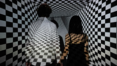 Νομίζεις ότι ανήκεις στη «μεσαία τάξη»; Η ψευδαίσθηση που σε κρατά σε… λειτουργία επιβίωσης