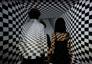 Νομίζεις ότι ανήκεις στη «μεσαία τάξη»; Η ψευδαίσθηση που σε κρατά σε… λειτουργία επιβίωσης