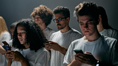 «Κολλημένος» με τα smartphones; Αυτό λέει πολλά για τα συναισθήματά σου