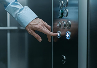 Απογραφή ανελκυστήρων: Οι υποχρεώσεις του συντηρητή, οι προθεσμίες και οι έλεγχοι