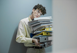 Μία αγορά εργασίας που απαιτεί τα πάντα, αλλά προσφέρει ψίχουλα: Η αλήθεια πίσω από την «απρόθυμη» Gen Z