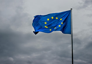 Η Ευρώπη σε συμπληγάδες: Μπορεί το οικονομικό σοκ να πυροδοτήσει πολιτική κρίση;