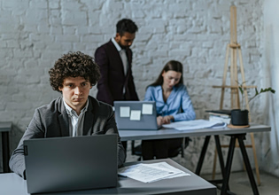 Αυτά είναι τα 9 πράγματα που δεν πρέπει να κάνετε ποτέ όταν ξεκινάτε μία νέα δουλειά