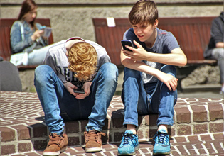 Social Media: Πώς θα εφαρμοστεί η απαγόρευση χρήσης σε παιδιά – Υψηλά τα πρόστιμα για τις πλατφόρμες