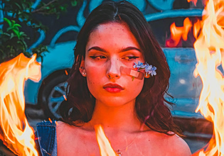 «Ένοιωσα ότι εξαπάτησα το σύστημα»: Τι είναι η μέθοδος «κάψε τ΄άχυρα» που αλλάζει τα ραντεβού από dating apps