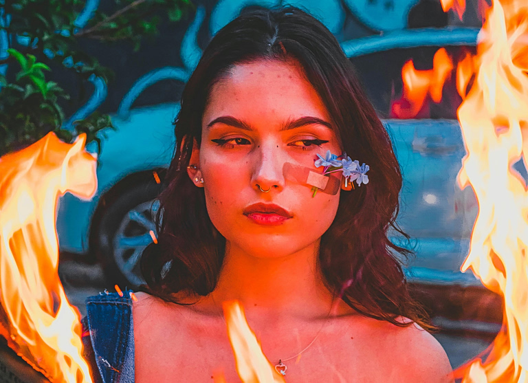 «Ένοιωσα ότι εξαπάτησα το σύστημα»: Τι είναι η μέθοδος «κάψε τ΄άχυρα» που αλλάζει τα ραντεβού από dating apps