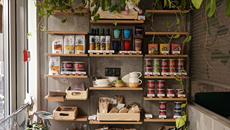 Οδηγός επιβίωσης σε έναν αβέβαιο κόσμο: Η λίστα με τα τρόφιμα που πρέπει να αρχίσουμε να αποθηκεύουμε