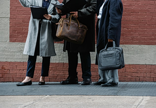 Οxford Economics: Η αγορά εργασίας της Ευρωζώνης θα αντέξει, αλλά το τίμημα θα είναι επώδυνο