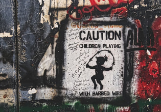 Μπιενάλε: Εκτός βραβείων οι καλλιτέχνες από χώρες που κατηγορούνται για εγκλήματα πολέμου – «Προπαγάνδα» βλέπει το Ισραήλ