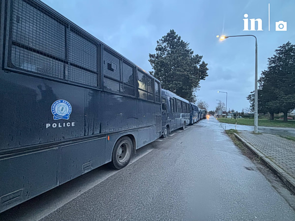 Τέμπη: Ισχυρές αστυνομικές δυνάμεις και αυστηροί έλεγχοι στην είσοδο – Να ξεκινήσει επιτέλους η δίκη ζητούν οι συγγενείς