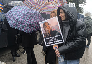 Τέμπη: Ισχυρές αστυνομικές δυνάμεις και αυστηροί έλεγχοι στην είσοδο – Να ξεκινήσει επιτέλους η δίκη ζητούν οι συγγενείς