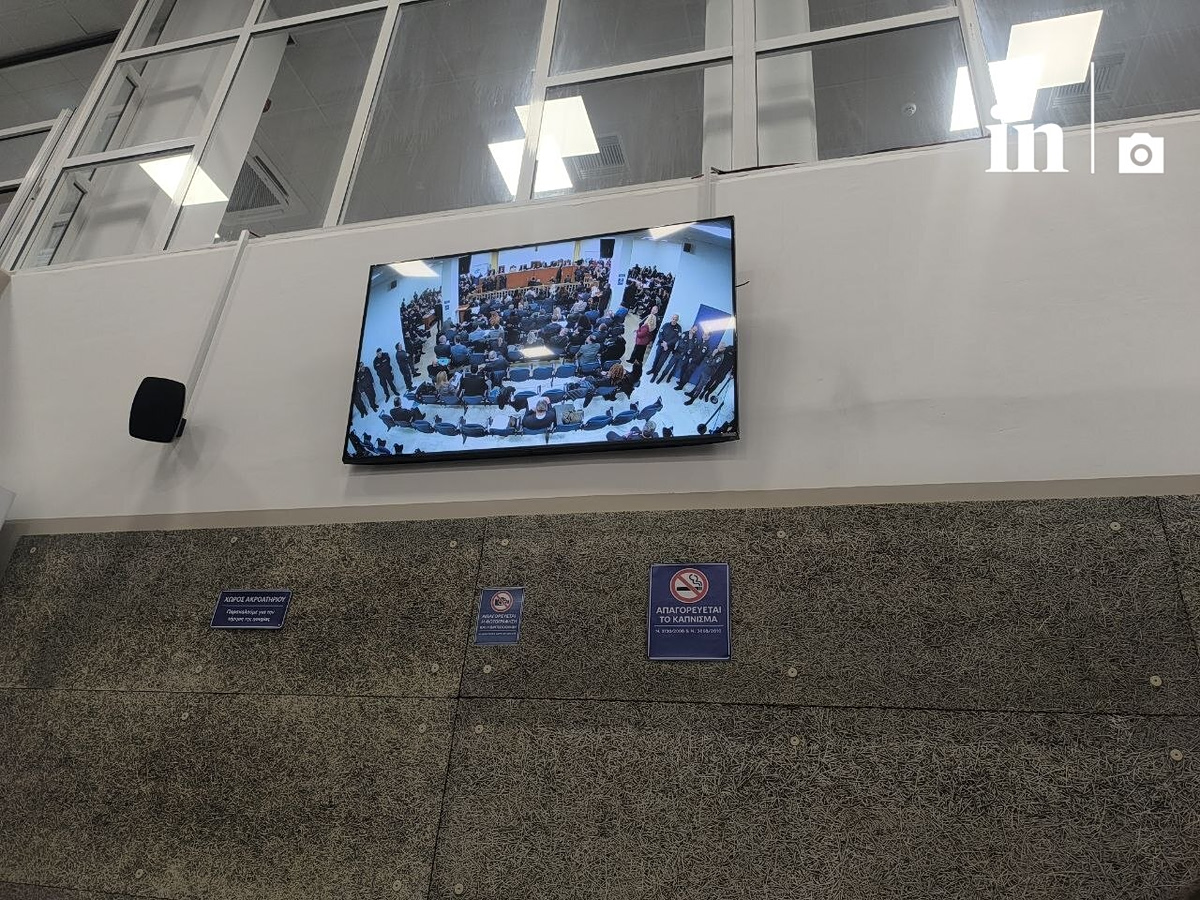 Τέμπη: Με εντάσεις, ισχυρή αστυνομική παρουσία και αντιδράσεις η δίκη – «Η δικαιοσύνη να σταθεί στο ύψος της»