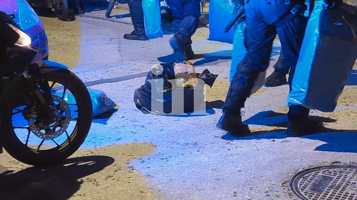 Νέος Κόσμος: Σακούλες με μολότοφ κατέσχεσαν λίγο πριν το Χριστός Ανέστη – Αποκλειστικές εικόνες