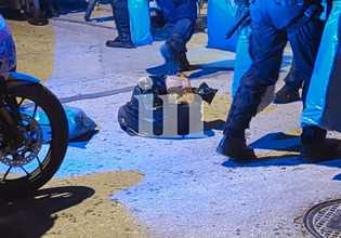 Νέος Κόσμος: Σακούλες με μολότοφ κατέσχεσαν λίγο πριν το Χριστός Ανέστη – Αποκλειστικές εικόνες