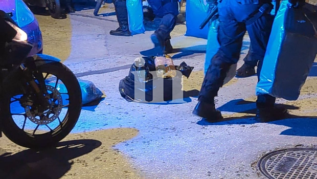 Νέος Κόσμος: Σακούλες με μολότοφ κατέσχεσαν λίγο πριν το Χριστός Ανέστη – Αποκλειστικές εικόνες