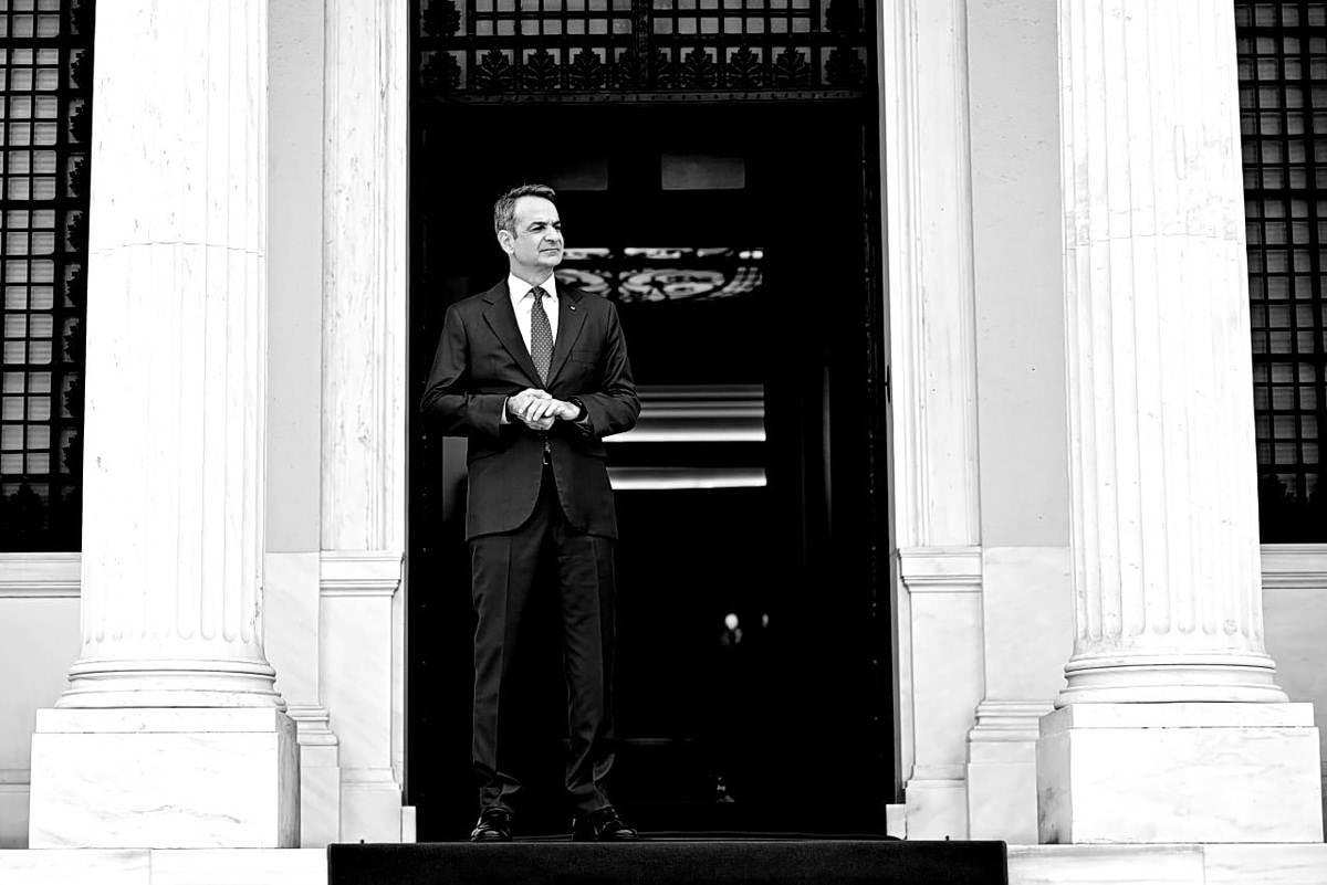 Μια αμήχανη κυβέρνηση καταφεύγει σε φτηνά τεχνάσματα για να αποσπάσει την προσοχή της κοινής γνώμης