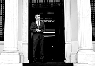 Μια αμήχανη κυβέρνηση καταφεύγει σε φτηνά τεχνάσματα για να αποσπάσει την προσοχή της κοινής γνώμης