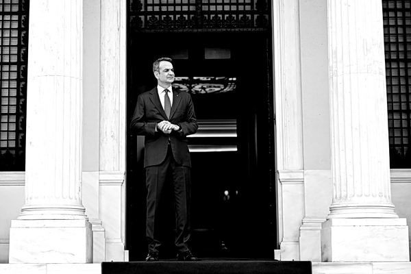 Μια αμήχανη κυβέρνηση καταφεύγει σε φτηνά τεχνάσματα για να αποσπάσει την προσοχή της κοινής γνώμης