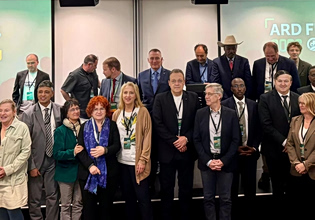 Στο συνέδριο του Σιν Φέιν ο Φάμελλος – «Απαιτείται ένα παγκόσμιο ειρηνικό, αντιπολεμικό και αντιπυρηνικό κίνημα»