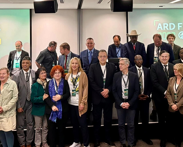 Στο συνέδριο του Σιν Φέιν ο Φάμελλος – «Απαιτείται ένα παγκόσμιο ειρηνικό, αντιπολεμικό και αντιπυρηνικό κίνημα»