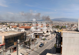 Μεγάλη φωτιά σε κατάστημα στο Ίλιον