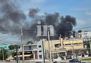 Μεγάλη φωτιά σε κατάστημα στο Ίλιον