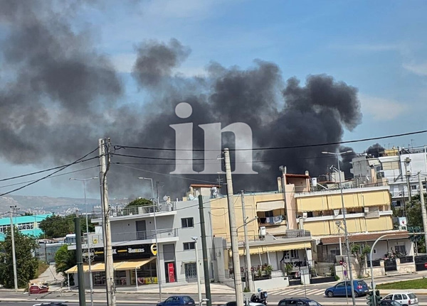 Μεγάλη φωτιά σε κατάστημα στο Ίλιον – Εκρήξεις και απεγκλωβισμοί